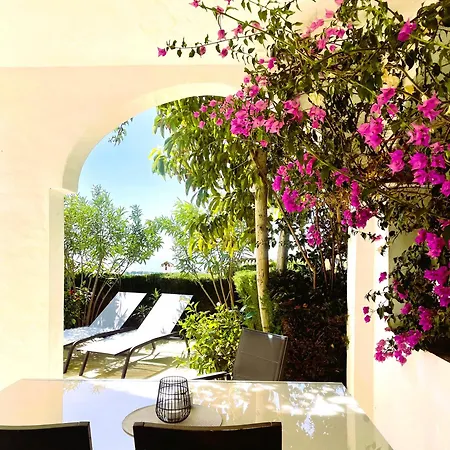 Апартаменты Modern Garden With A Fantastic Sea View And A Private Garden Ситио-де-Калаонда